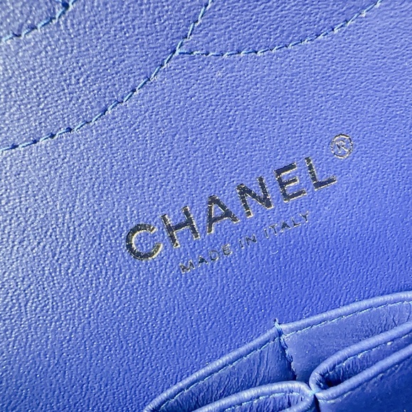 Chanel Jumbo Classic Double Flap Bag in Blue Patent Leather - Picture 5 of 11